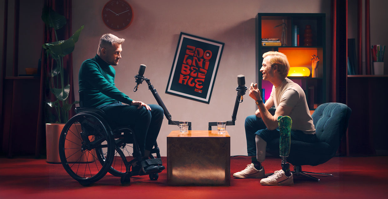 Kadr z kampanii społecznej Zdolni bez Ale – studio podcastowe